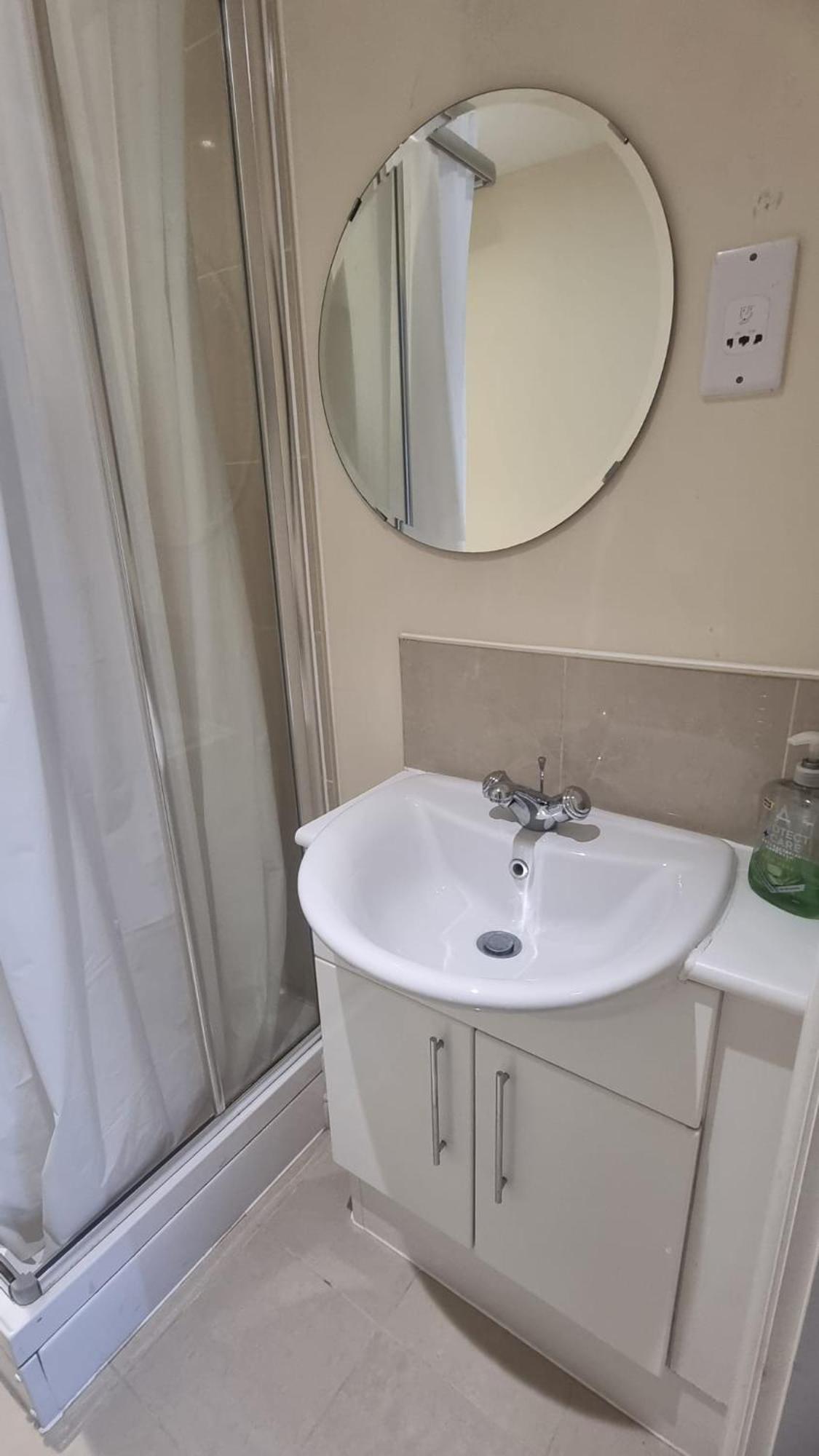 Central Spacious And Secure With A Double Bed Edgware Eksteriør billede